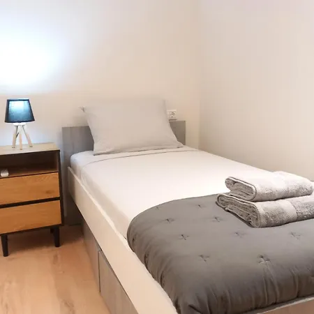 3 Bedroom Luxury Living Apartment *
